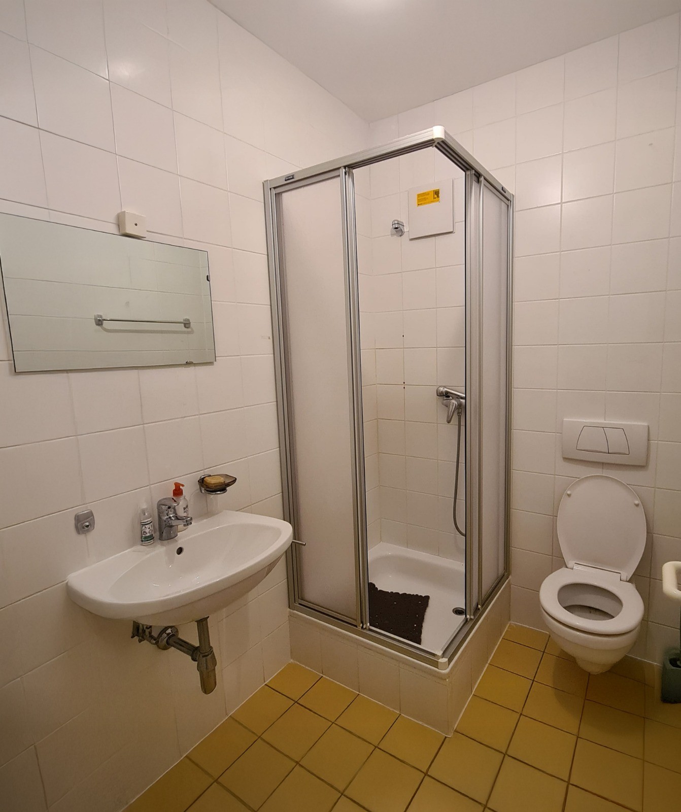 Ancienne salle d'eau avec cabine de douche