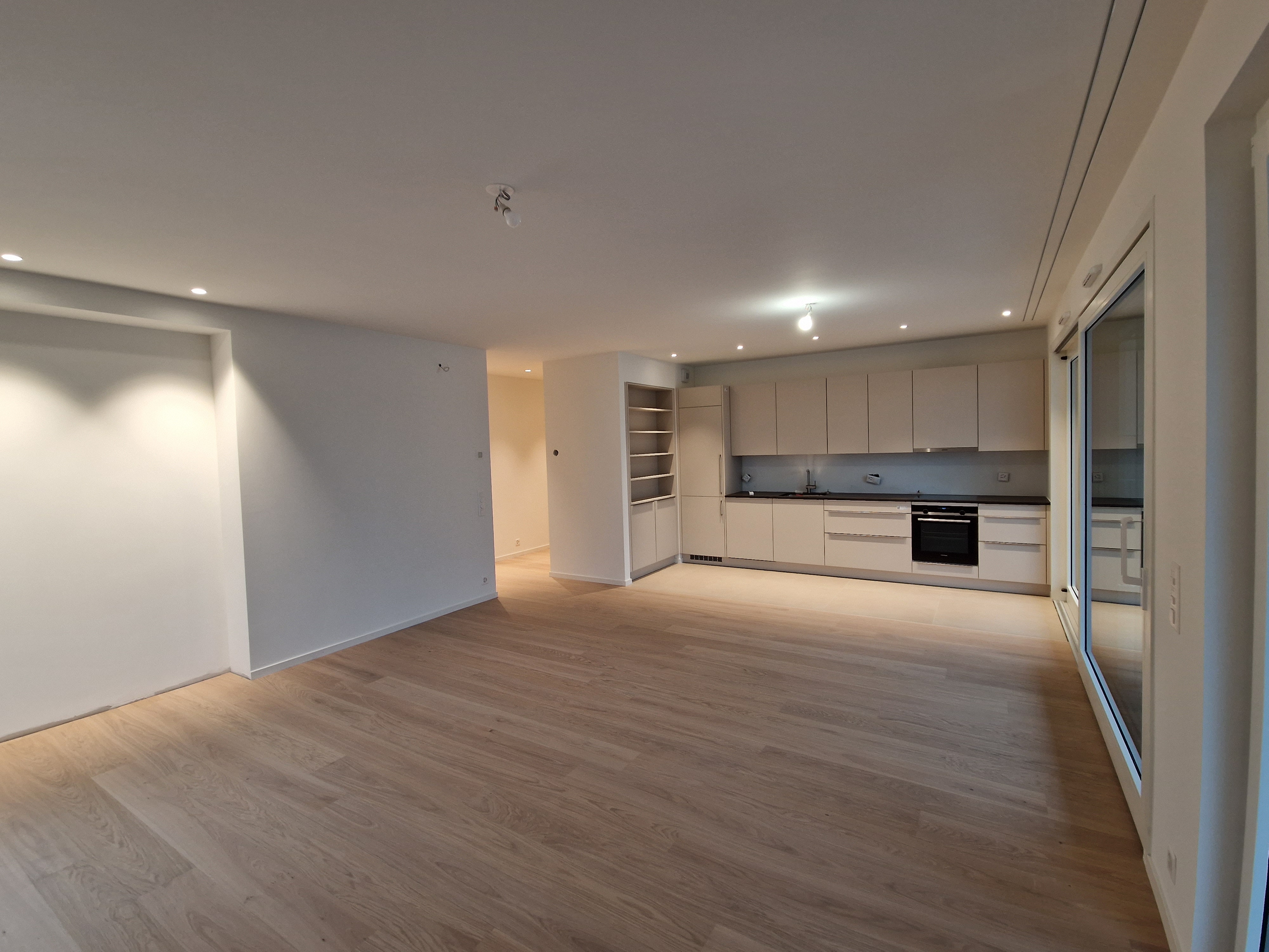 Grand espace de vie lumineux