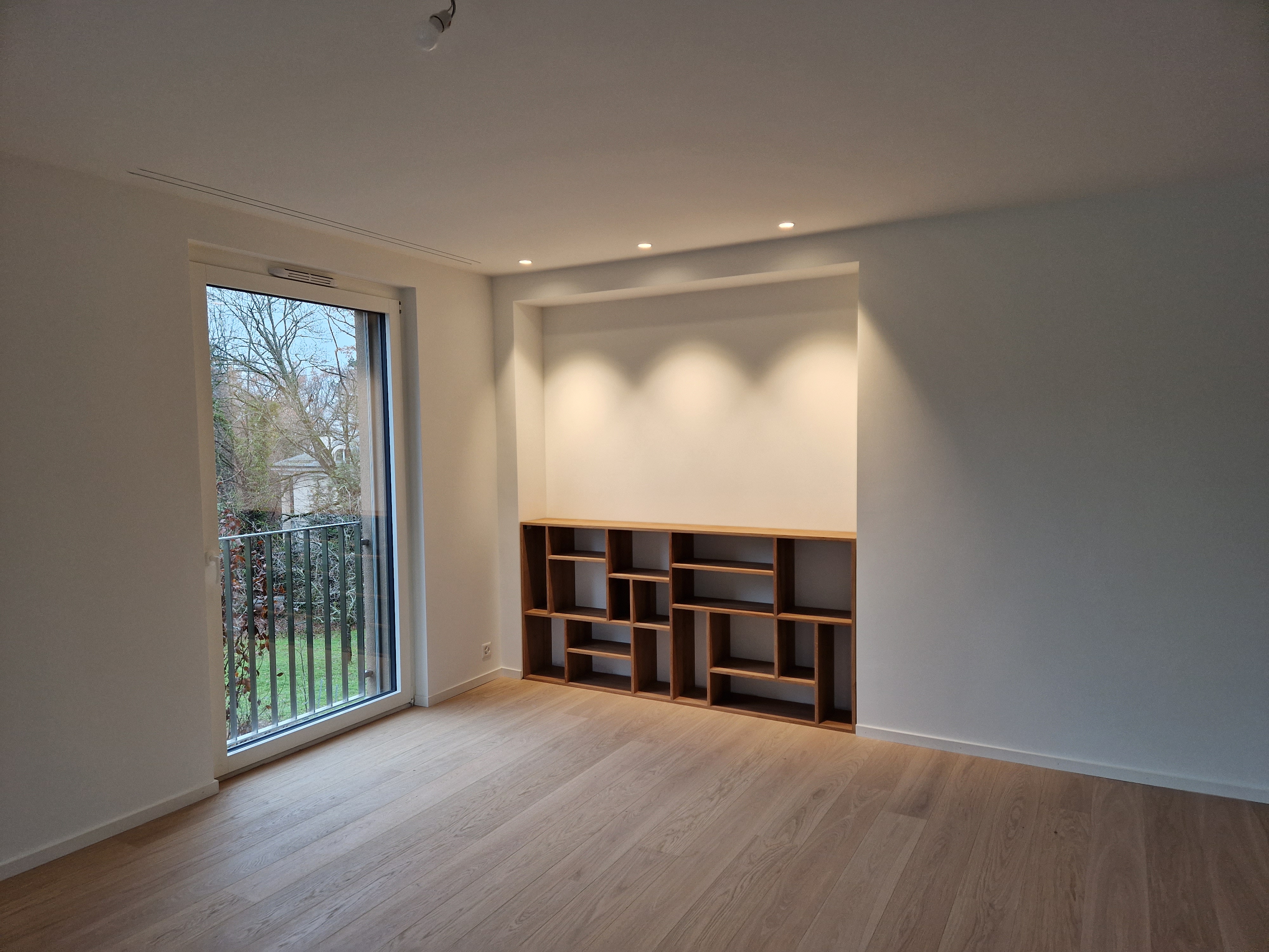 Séjour avec bibliothèque intégrée