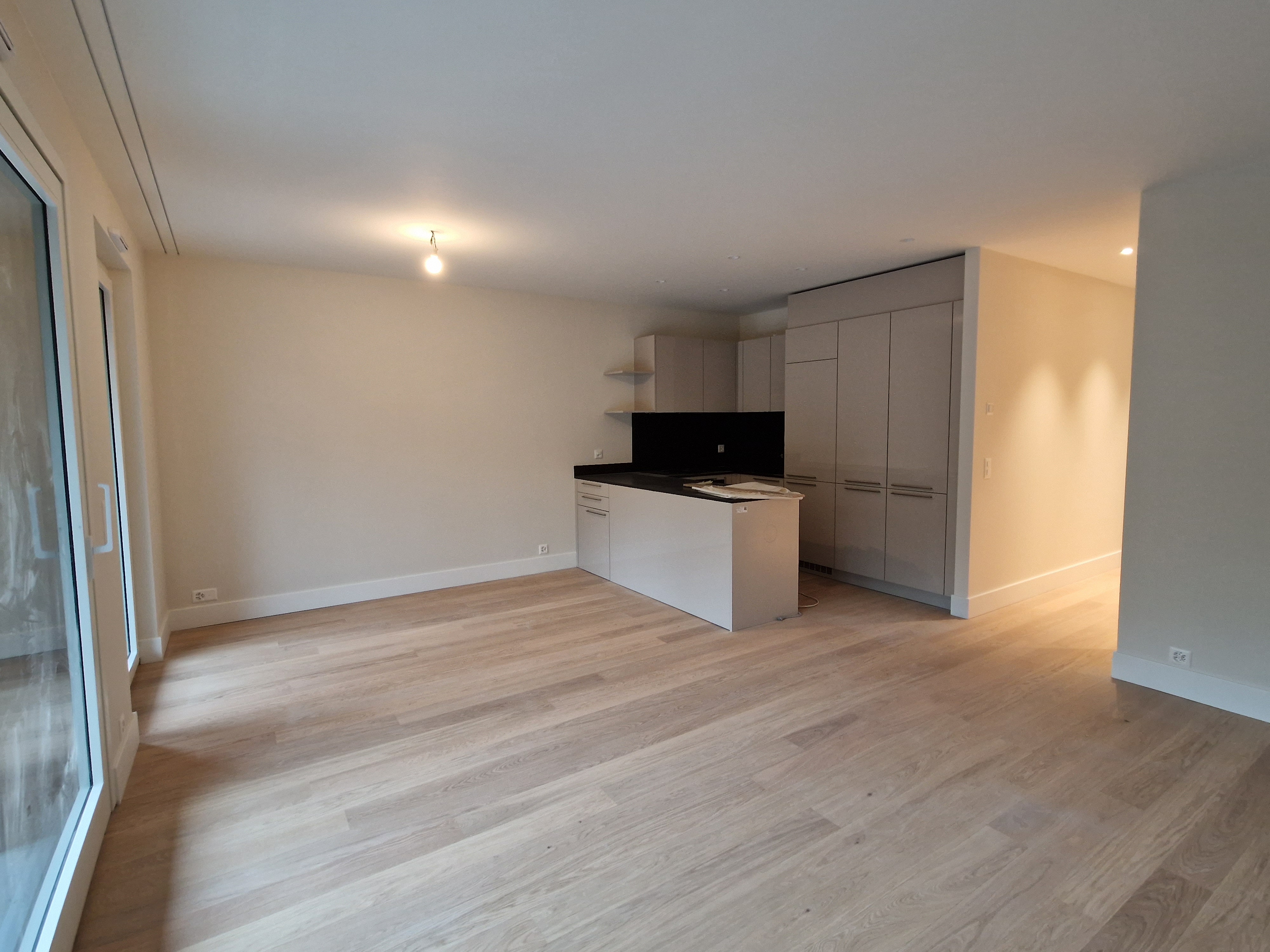 Vue sur la cuisine et les espaces de circulation