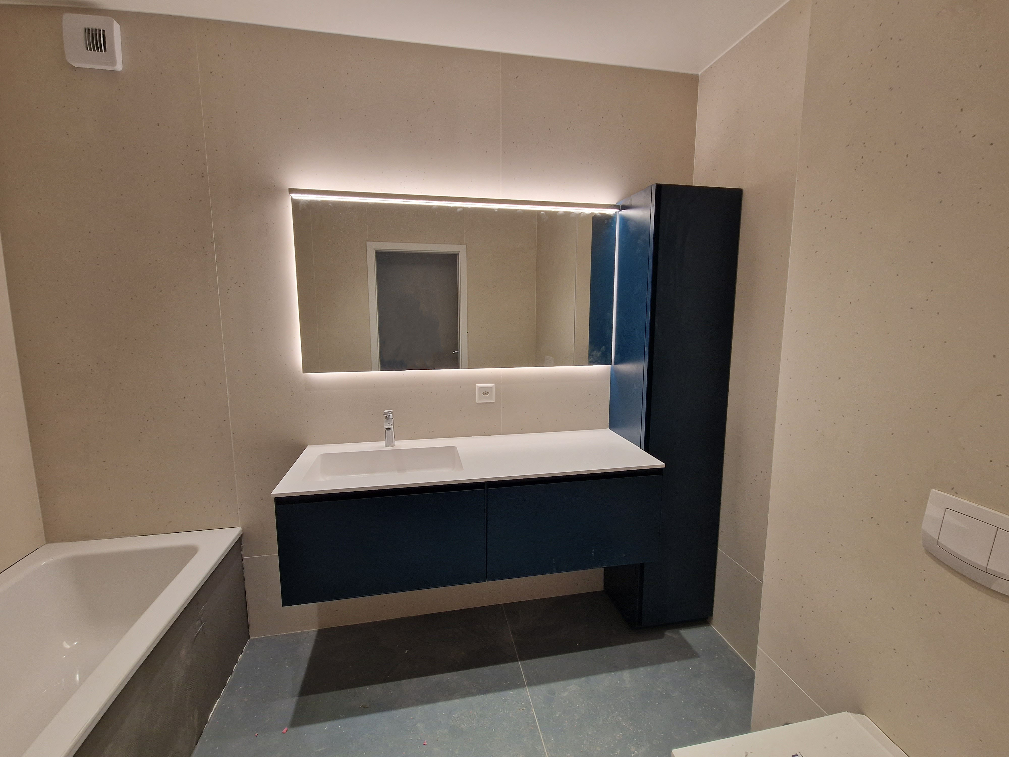 Salle de bain avec meuble bleu