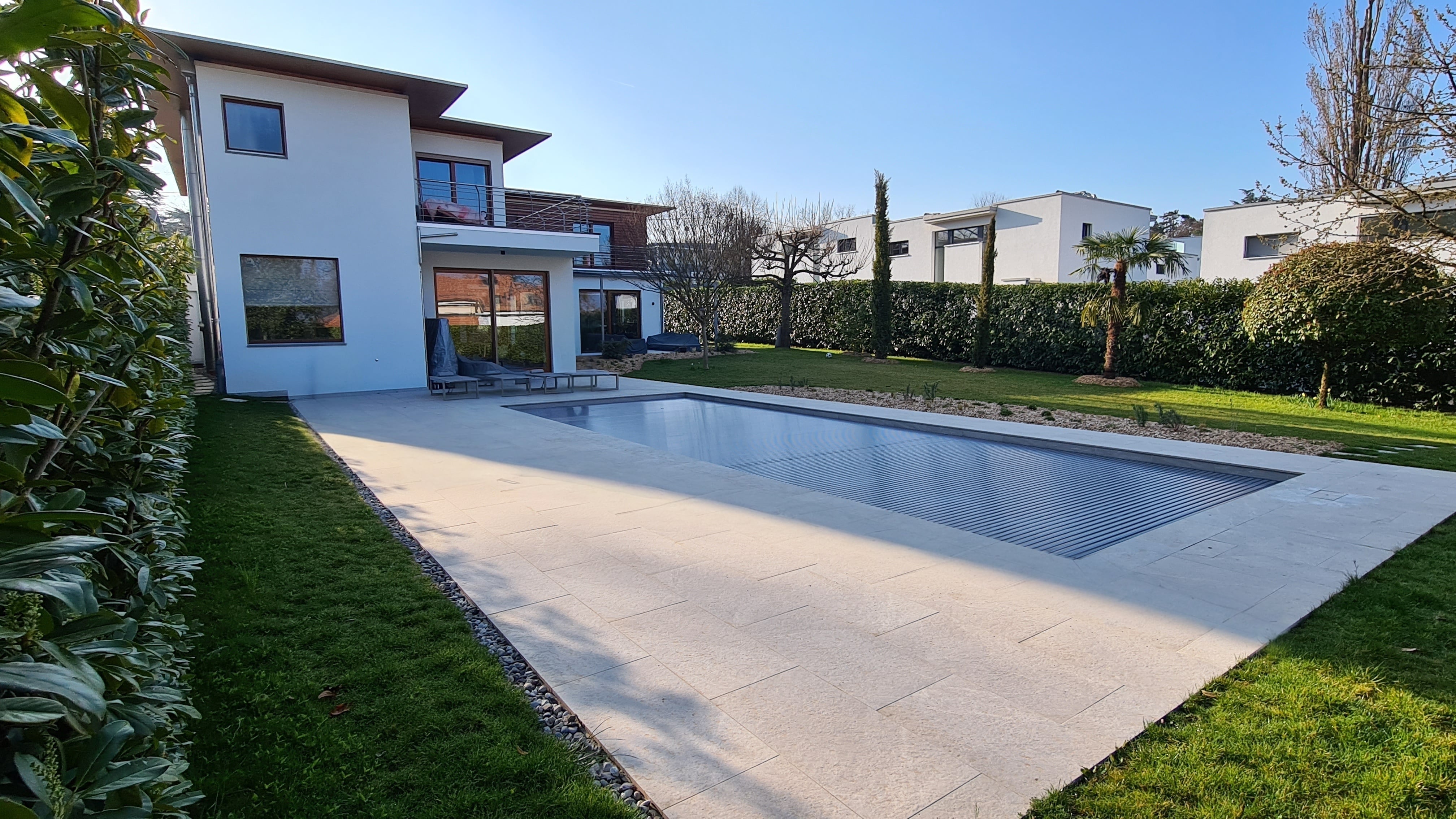 Piscine achevée avec volet roulant